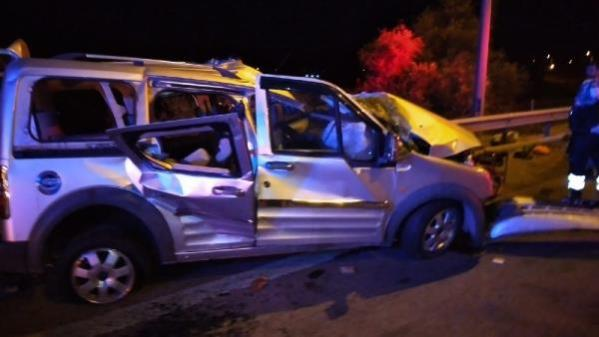 Ticari araç tıra çarptı: 2 ölü, 5 yaralı